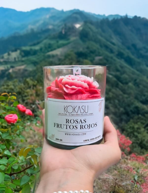 Vela aromática 100% artesanal con aromas naturales a rosas y frutos rojos.