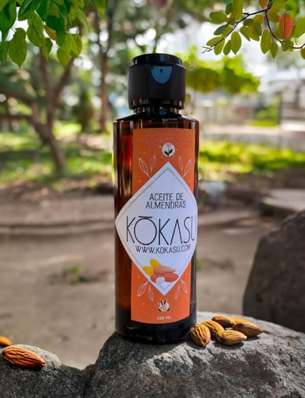 el aceite de almendras kokasu Sirve como desmaquillador, para afecciones de la piel como el acné (usando poca cantidad). - Es beneficioso para las arrugas. - Revitaliza y suaviza el cabello - Previene y disminuye estrías. -Hidrata la piel y el cabello. -Sirve como bronceador.