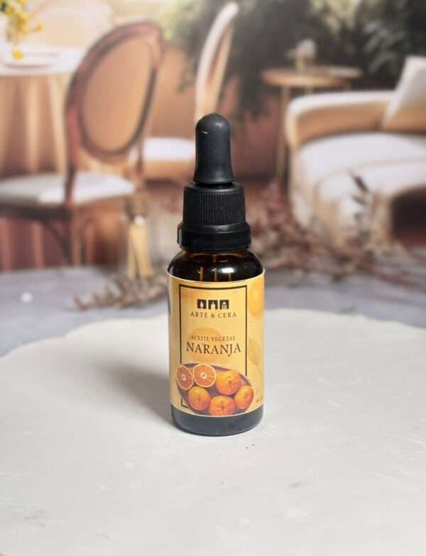 El Aceite Vegetal de Naranja es una explosión de frescura y bienestar embotellada. Este extracto natural es mucho más que un aroma delicioso; es un concentrado vibrante diseñado para revitalizar las pieles opacas y despertar los sentidos de inmediato.