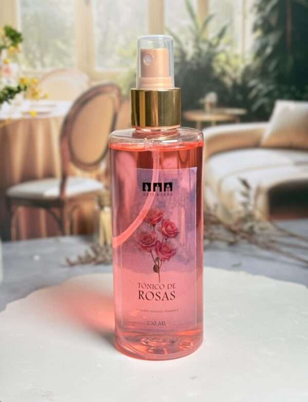 Déjate envolver por la elegancia de nuestro Tónico de Rosas Natural.